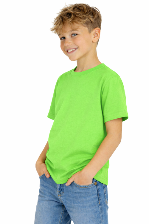 T-shirt dziecięcy dla chłopca i dziewczynki kolor limonka widok chłopca w t-shirt.png